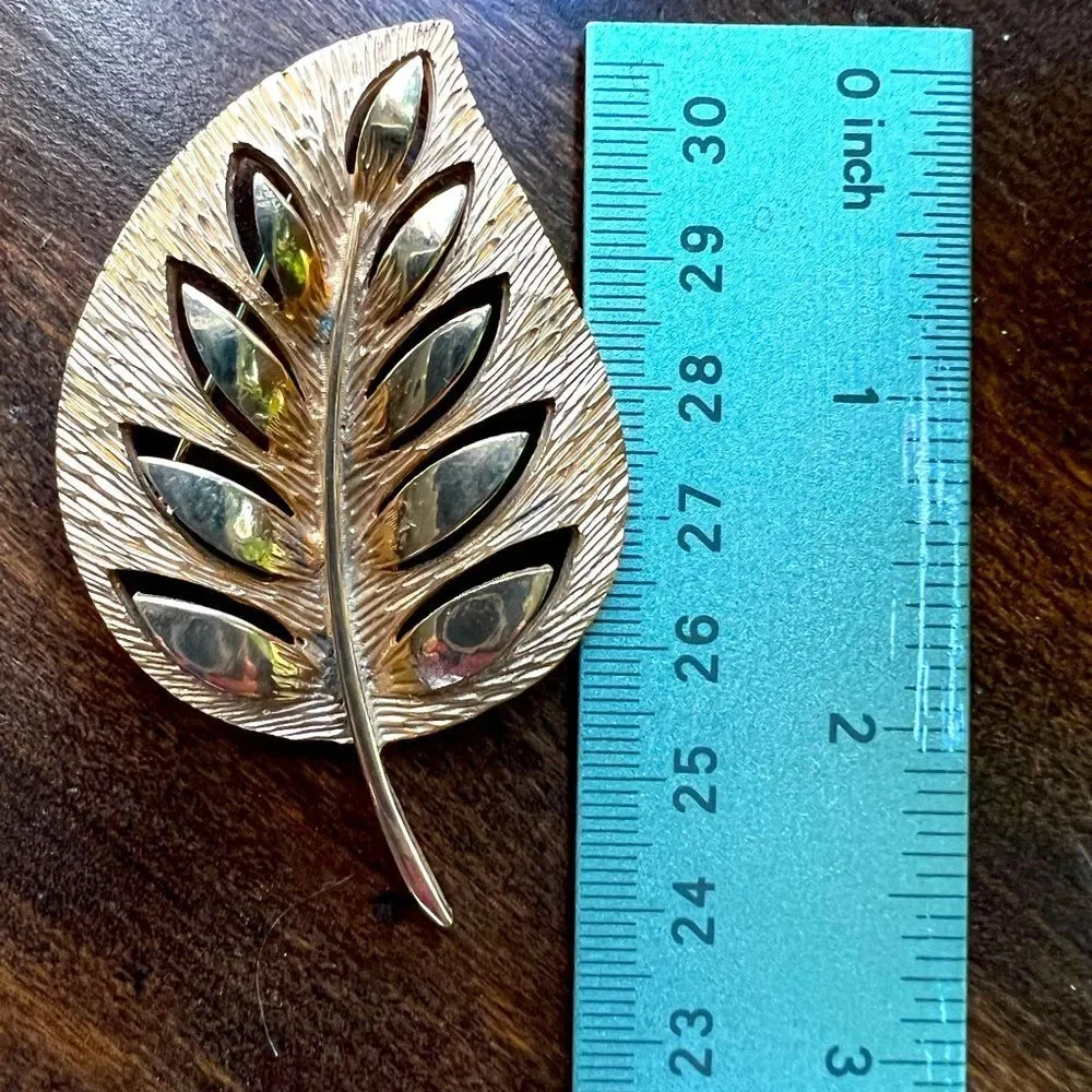 Vintage Retro Trending Leaf Gold Tone Brooch Pin Size 2.5”